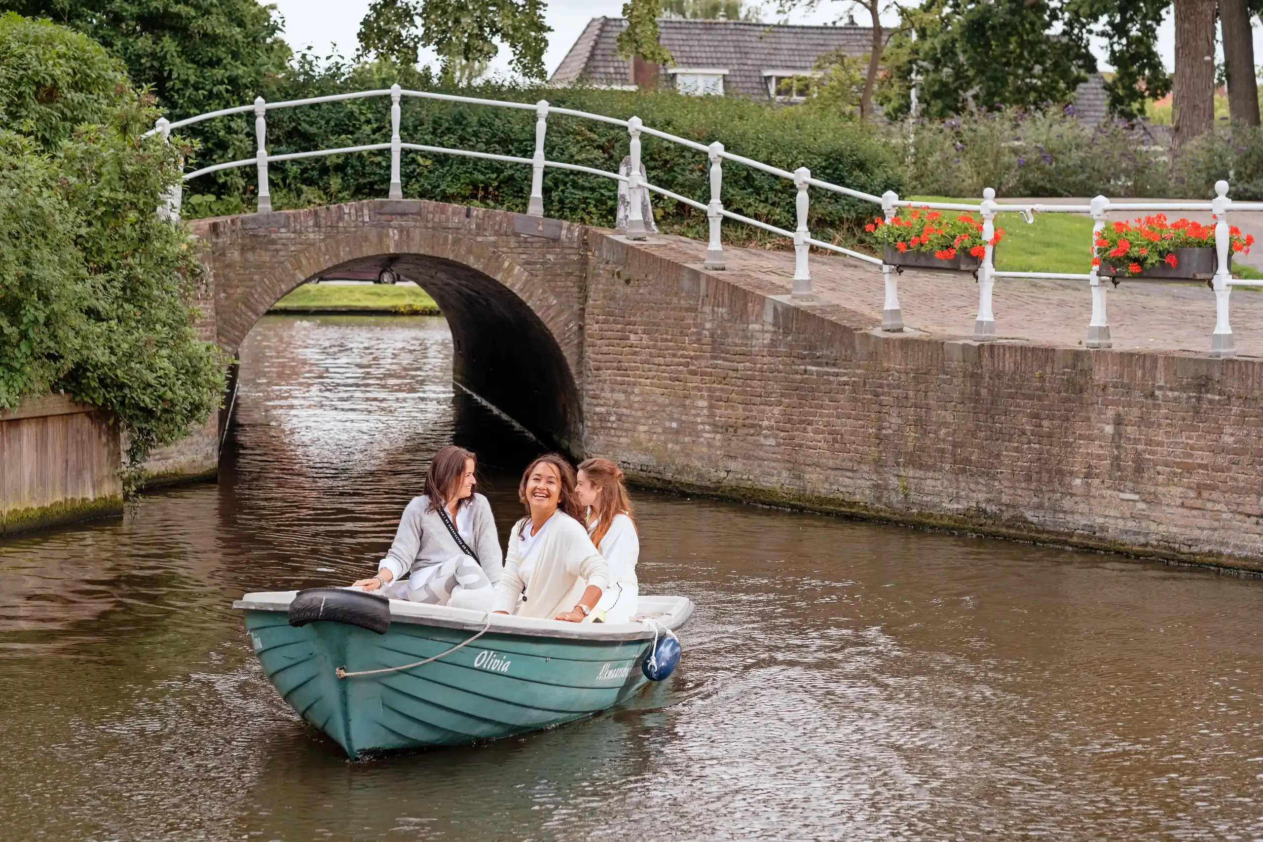 Drie vriendinnen bootje varen
